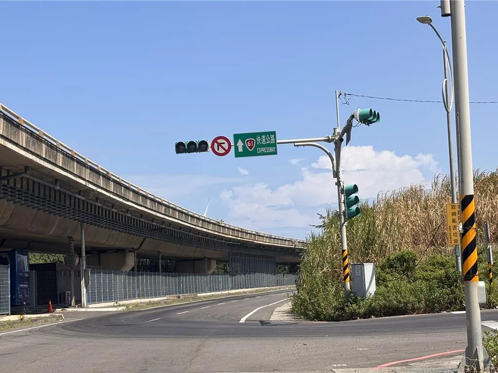 台61西濱快速公路大園區、觀音區路段的180盞側車道路燈至今未正式投入使用。(圖/中時/廖姮玥攝)