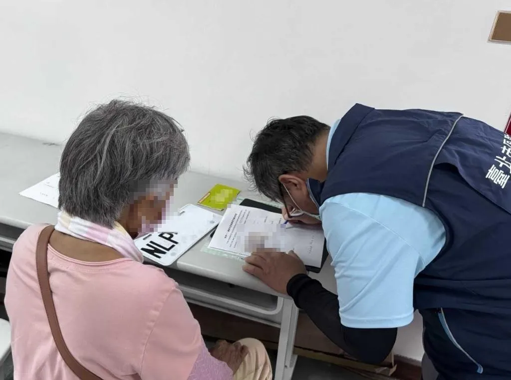 交通部自114年10月7日起,推出馬太鞍溪堰塞湖潰堤災害車輛報廢慰助方案,汽車/大型重型機車報廢可領5萬,機車/微型電動二輪車可領1萬!(圖/公路局提供)