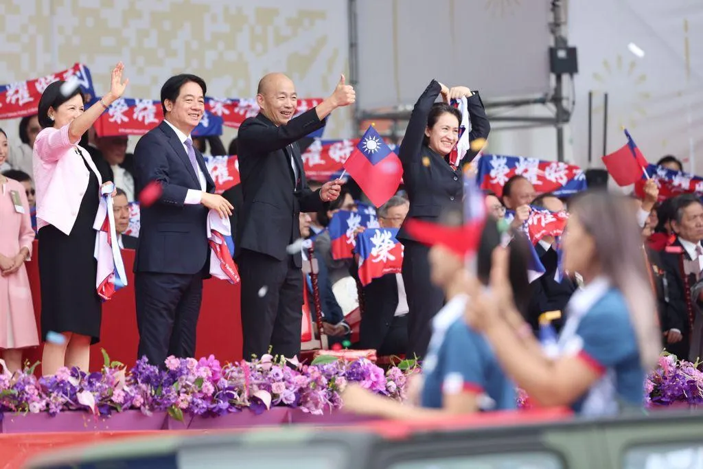 113年國慶大會。賴清德總統夫人吳玫如（左起）、賴清德、立法院長韓國瑜、副總統蕭美琴一同為奧運英雄喝采。（資料照/中時杜宜諳攝）