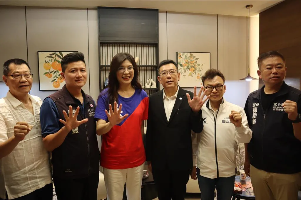 國民黨主席候選人鄭麗文（左三）10日下午到新竹市竹蓮寺參拜，並與地方面對面對談。（報系資料照）