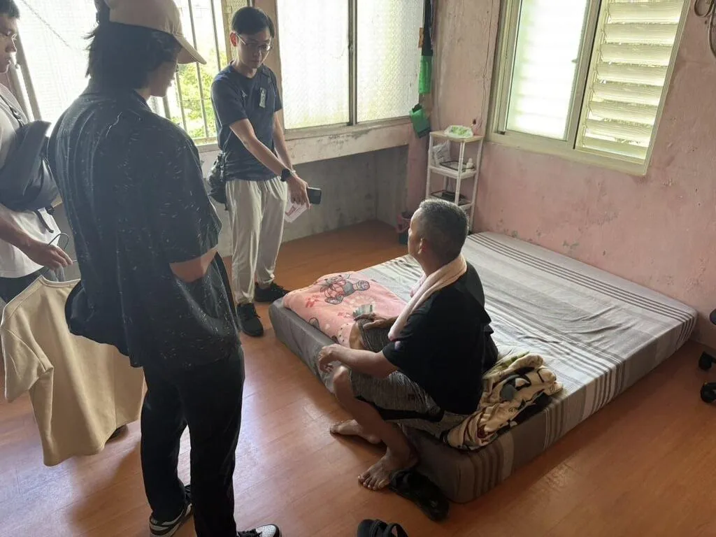 花蓮縣光復鄉黃姓身障災民的新台幣13萬元救命錢遭竊，警方獲報追查，10日將涉案的黃姓送餐志工（右）逮捕到案，並查扣贓款7萬多元、金飾及手機證物等。（圖／花蓮縣警局提供）