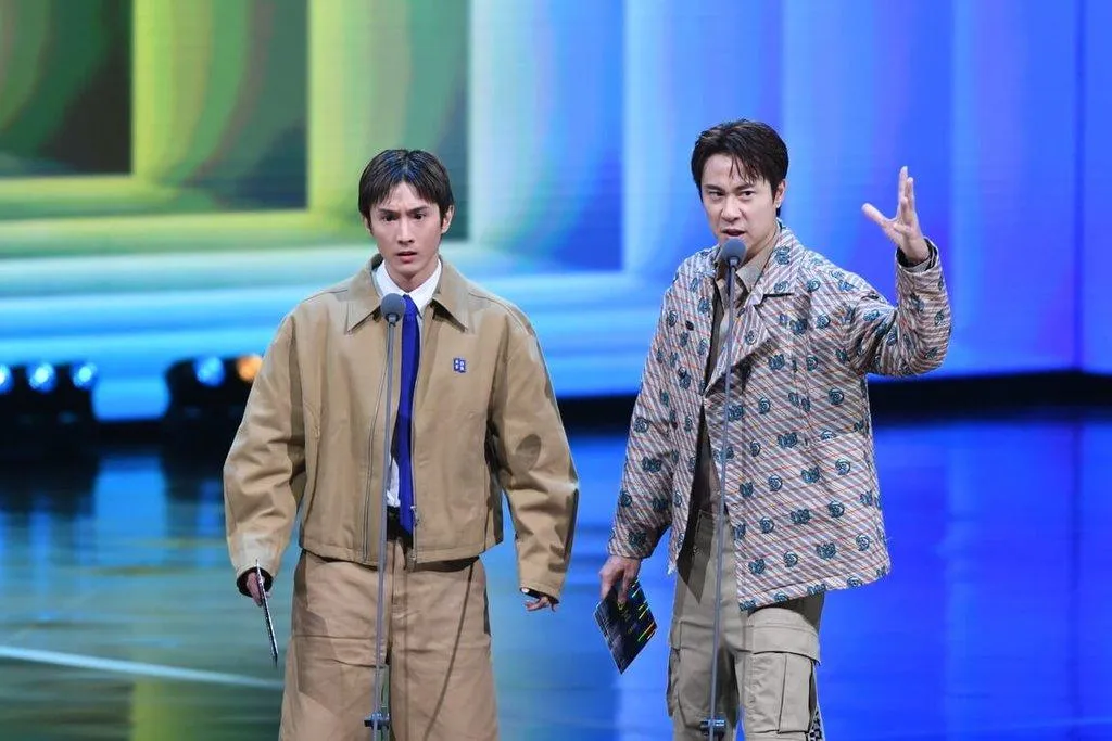 曾演出兒童電視劇「萌學園」系列的藝人阿本（左）與劉書宏（右）在第60屆廣播金鐘獎頒獎典禮舞台合體頒獎，還在台上即興上演戲劇中的經典招式，勾起觀眾滿滿回憶。（圖/三立電視）