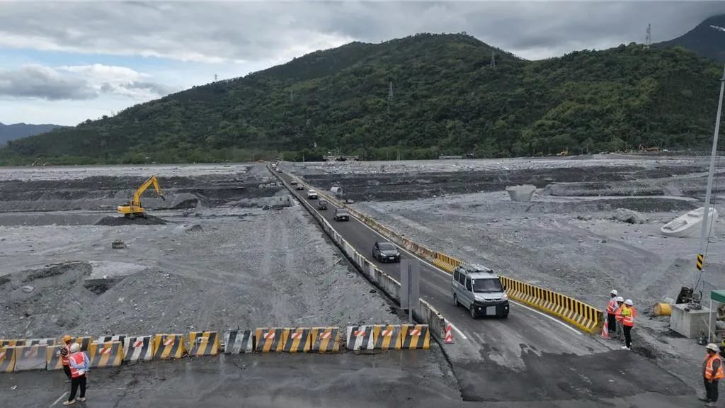 花蓮馬太鞍溪橋遭堰塞湖溢流洪水沖斷，經過連日搶修，涵管便道10日下午3時提前通車。（圖／公路局提供）