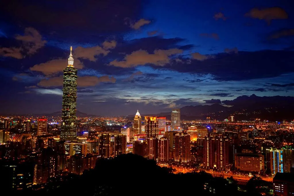 夜晚從象山俯瞰台北101與整個北市,感受繁華城市萬家燈火。(圖/翻攝自台北旅遊網)