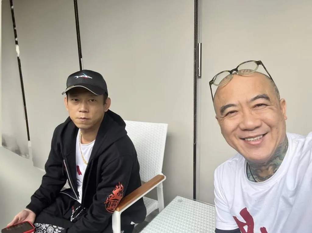 顏正國（左）與鋼鐵爸情同手足。（圖／臉書 鋼鐵爸（阮橋本））
