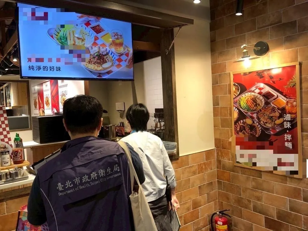 為防止民眾吃下百威食品用工業級雙氧水漂白的豬腸,北市衛生局自7日起稽查市售豬腸,最新統計至14日上午10時,累計稽查561家次、驗366件豬腸,均未檢出。(圖/台北市衛生局)
