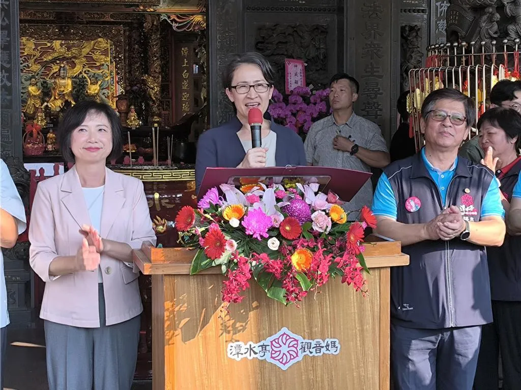 蕭美琴14日參拜潭水亭觀音廟。(圖/中國時報,李京昇攝)