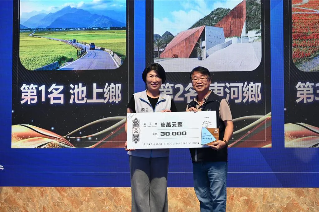 縣長饒慶鈴（左）宣布，明年將首度發放清潔隊員每人新台幣1000元禮金。（圖／台東縣政府提供）