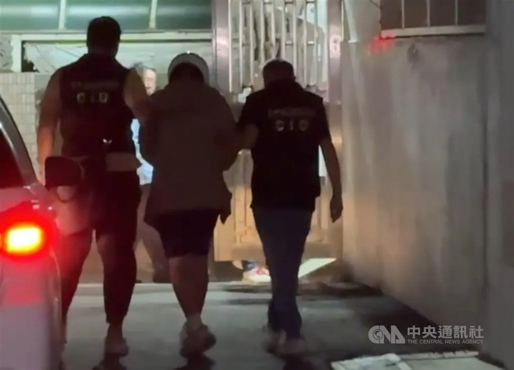 台中女大生命案，犯嫌（中）移轉苗栗少年法庭。（圖／中央社）
