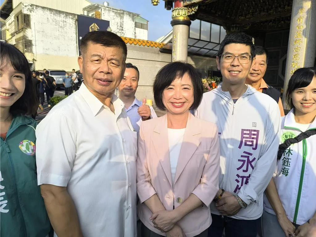 何欣純（中）。（報系資料照）