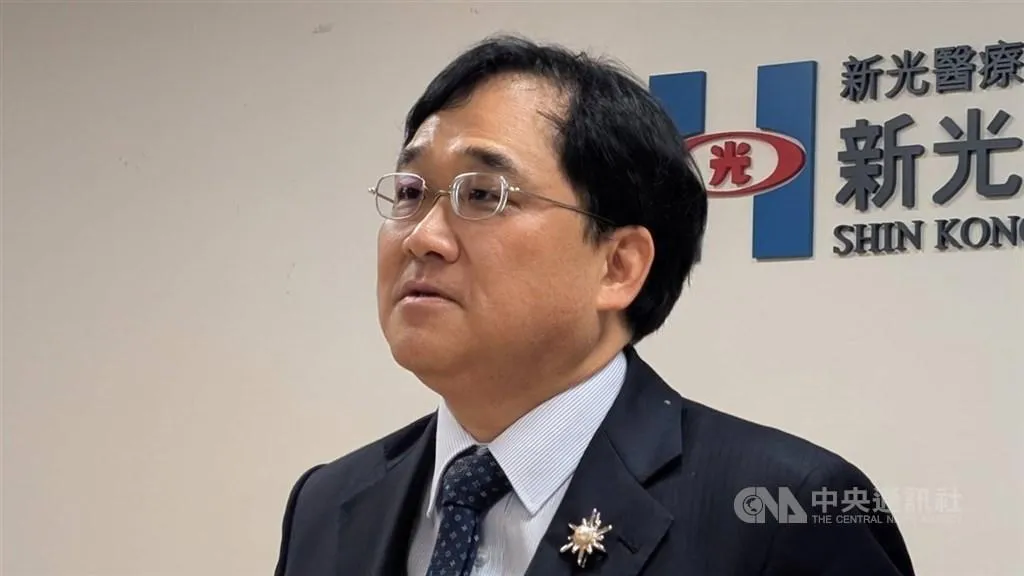 新光醫院副院長洪子仁建議健保署建立合理津貼補償機制，比照急診醫師輪班補助模式，同時遵守勞基法工時規範。（圖/中央社）