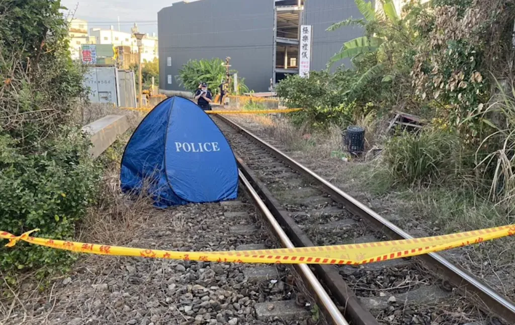 內灣支線竹東=內灣鐵路旁發現一名男子明顯死亡。（圖／翻攝畫面）