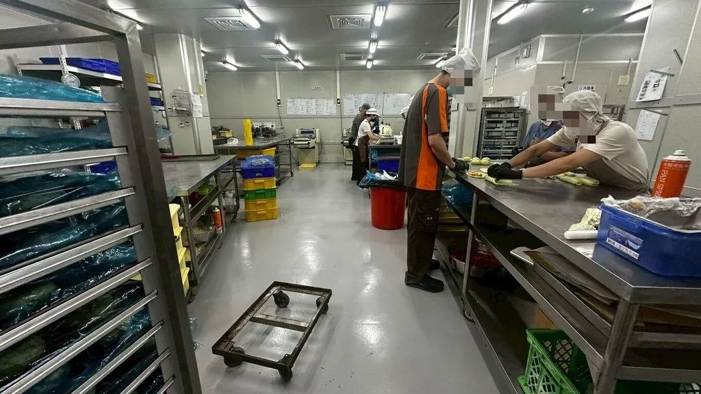藝人炎亞綸甜點品牌「火火選物」梨花酥爆出食安疑慮，爆料者表示，糕點製作後未包裝直接置於走道。高雄市衛生局14日查察發現多項疏失，已要求業者限期改善，屆期未改善，將罰鍰新台幣6萬元以上。（圖/高雄市衛生局）