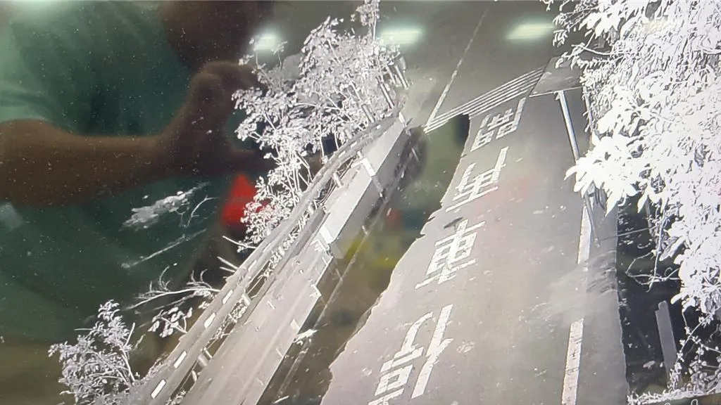 堰塞湖水位已開始漫淹至台8線靳珩隧道西口路面，時間比原先預估延遲約1.5小時。（圖／翻攝畫面）