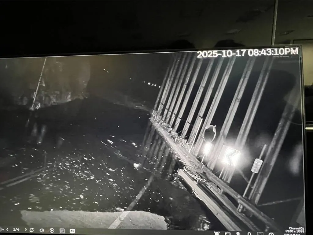 堰塞湖水位已開始漫淹至台8線靳珩隧道西口路面，時間比原先預估延遲約1.5小時。（圖／翻攝畫面）
