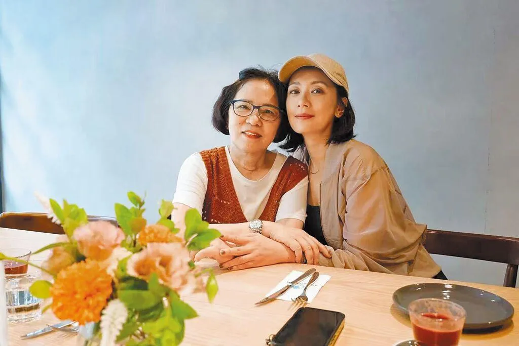 賈靜雯(右)和媽媽感情緊密,事親至孝也影響了3個女兒。(圖/賈靜雯 提供)