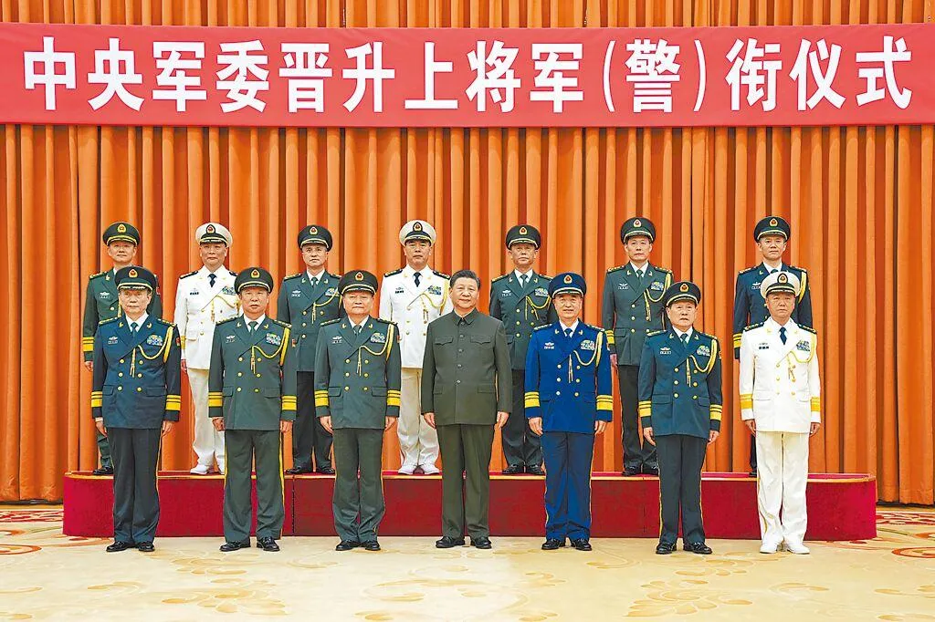 《解放軍報》18日發表社論，嚴厲指責日前遭開除軍籍、中共黨籍的中央軍委副主席何衛東等9名上將，指他們「信仰坍塌、忠誠失節」。圖為2022年1月，中央軍委舉行晉升上將軍（警）銜儀式。（新華社）