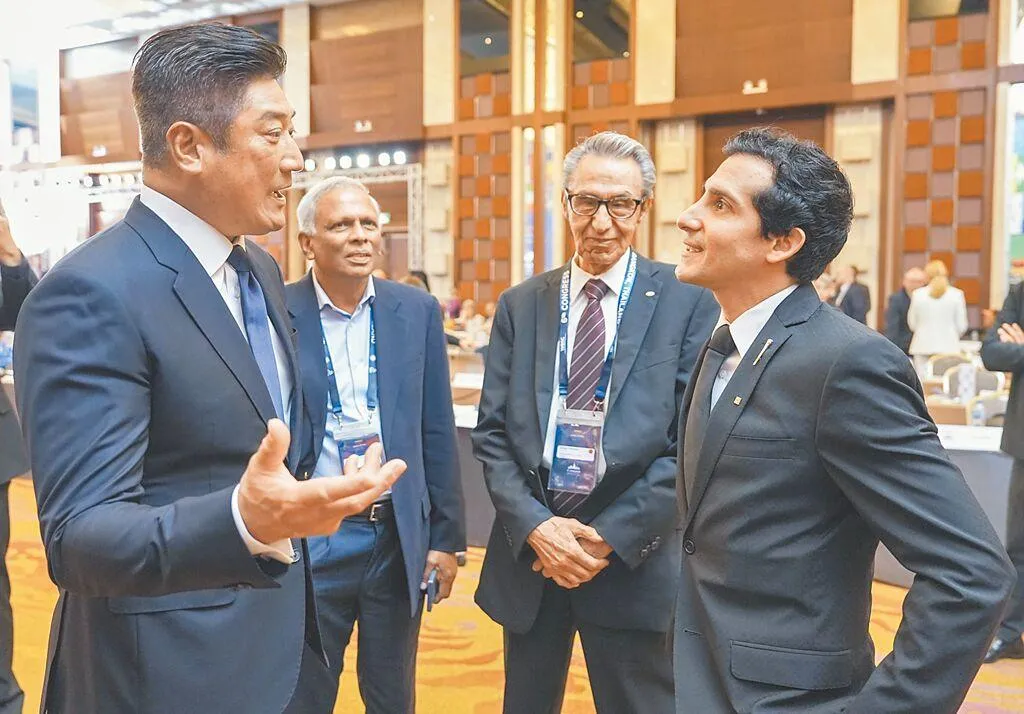 辜仲諒理事長(左一)於WBSC大會晚宴與曾代表墨西哥在泛美運動會跳水比賽榮獲三金、三銀的國家體育文化運動委員會主任Rommel Pacheco(右一)、墨西哥棒球協會會長Enrique Mayorga(右二)交流棒球理念。