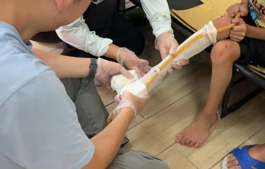 8歲的恩恩因腦麻，行走需靠足踝矯具輔助，卻在馬太鞍溪堰塞湖潰流中失去「雙腳」。門諾醫院到府丈量、設計、製模到試穿全程免費，僅6天就趕工完成矯具。（圖/門諾醫院）