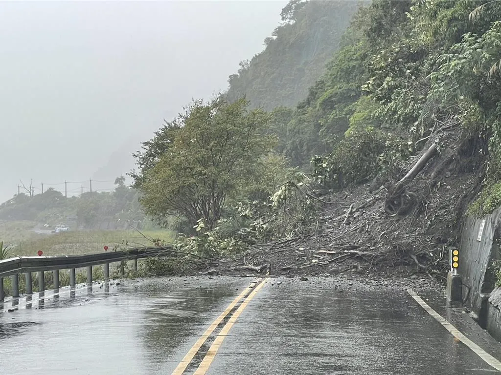 大同鄉台7線約88.3公里處傳出邊坡坍方，大量土石滑落覆蓋路面。（圖／警方提供）