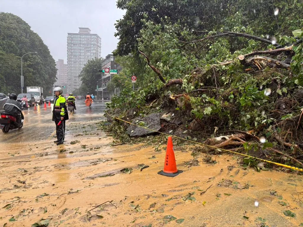 新北市汐止區康寧街與福德一路口，凌晨4時許發生土石坍塌。（圖／翻攝畫面）