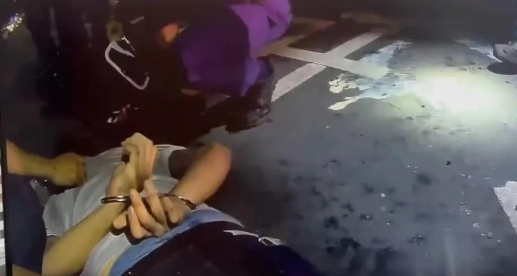 遭通緝的許姓男子遇上巡邏員警拒絕盤查逃逸，當場被警方壓制逮捕。（圖／警方提供）