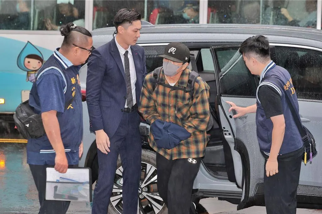新北檢偵辦藝人「閃兵案」，21日展開第三波搜索，藝人坤達因拍攝節目，22日凌晨從加拿大返台後，一落地就被檢警拘提。然而，支援的檢察官粘鑫(左二)卻意外爆紅。（圖／中時新聞網杜宜諳攝）