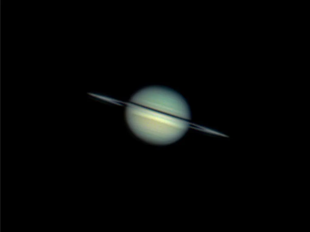 11月1日夜空中將出現「土星環消失」，並與「檸檬彗星」共舞，這一珍稀天象每15年才出現一次。（圖／台南一中提供）