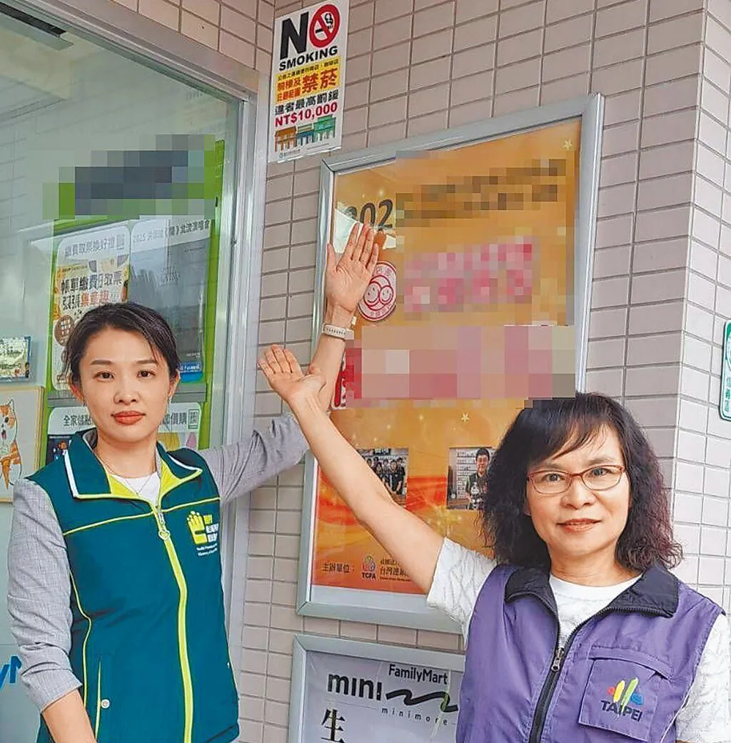 第二家合法加熱菸開賣，國健署長沈靜芬（左起）偕同台北市衛生局李碧慧副局長23日突擊通路現場稽查。（圖／國健署）