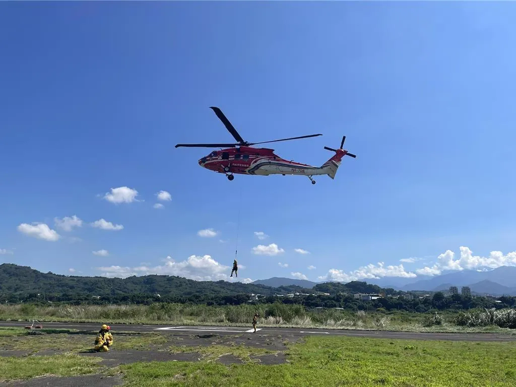 南投信義鄉接連發生兩起山難,消防局3天內動員30多人次與直升機救援,成功救出兩名山友。(圖/翻攝畫面)