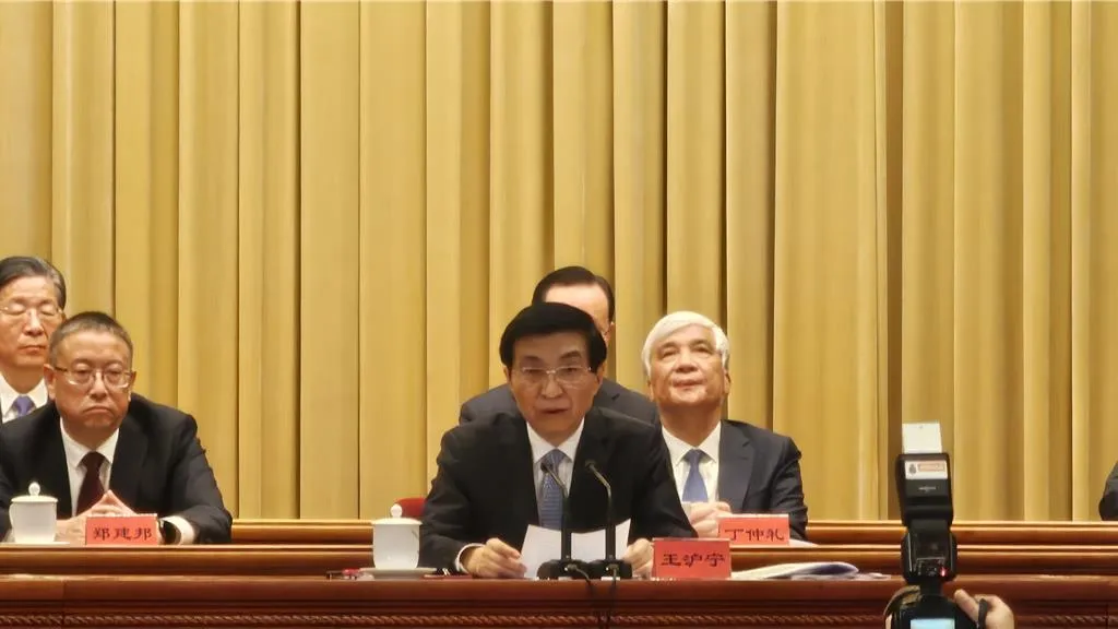 大陸全國政協主席王滬寧在台灣光復80週年紀念大會上致詞。(圖/中時新聞網)