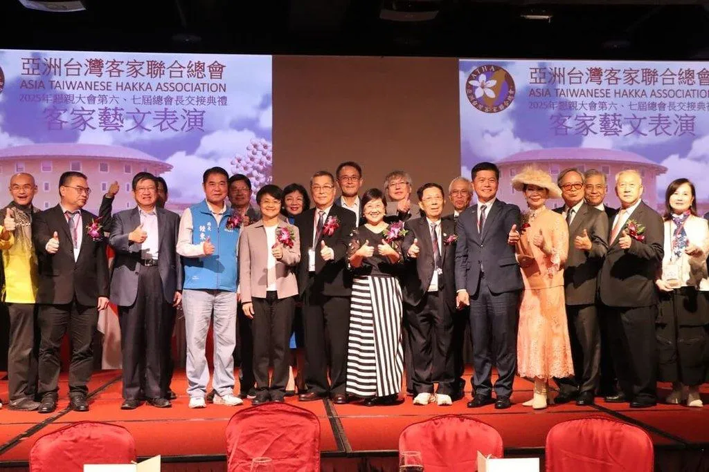 亞洲台灣客家聯合總會17日在苗栗縣舉辦懇親大會暨總會長交接典禮,客家委員會主委古秀妃(前左5)、苗栗縣長鍾東錦(前左4)、新竹縣長楊文科(前左3)等人出席。(圖/苗栗縣政府提供)