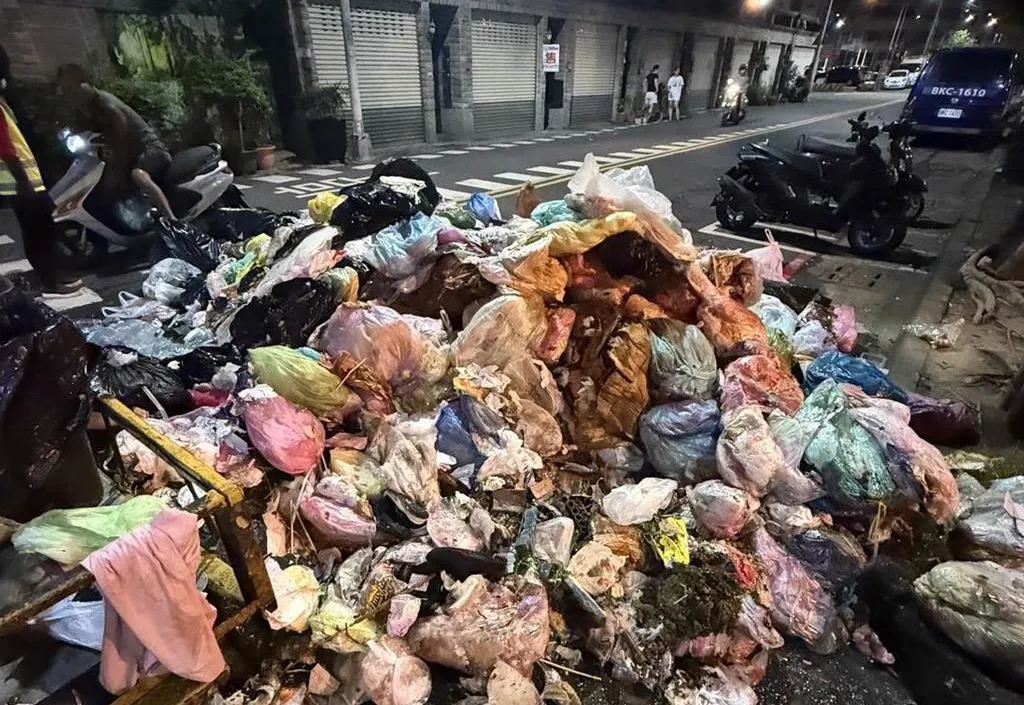廟會過後留下大批垃圾，讓居民怒不可遏。（圖／環保局提供）