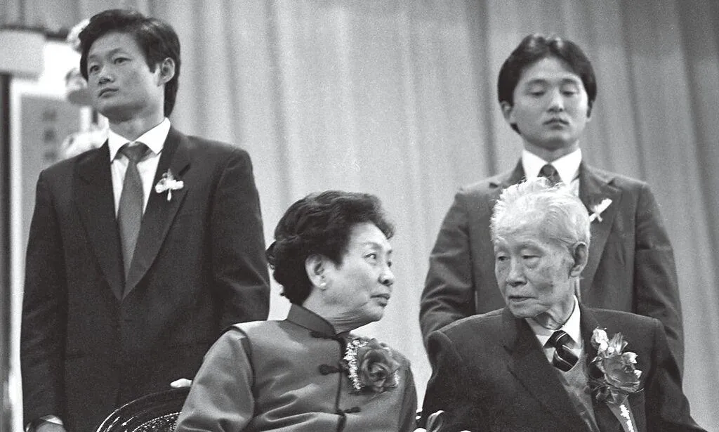 1988年11月27日孫立人將軍90歲大壽。前排為孫立人夫婦,、後排右為次子孫天平、左為長子孫安平。(圖/報系資料照)