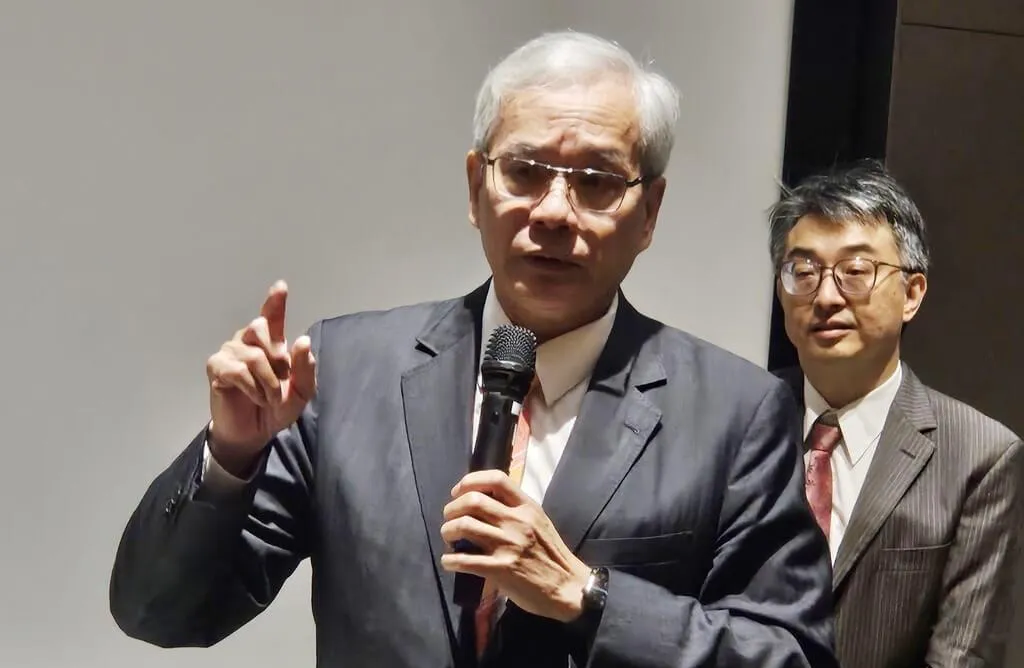 台北榮民總醫院院長陳威明日前稱颱風假致醫院困擾惹議。他今日發千字公開信澄清,強調發言無政治考量。(圖/中央社)