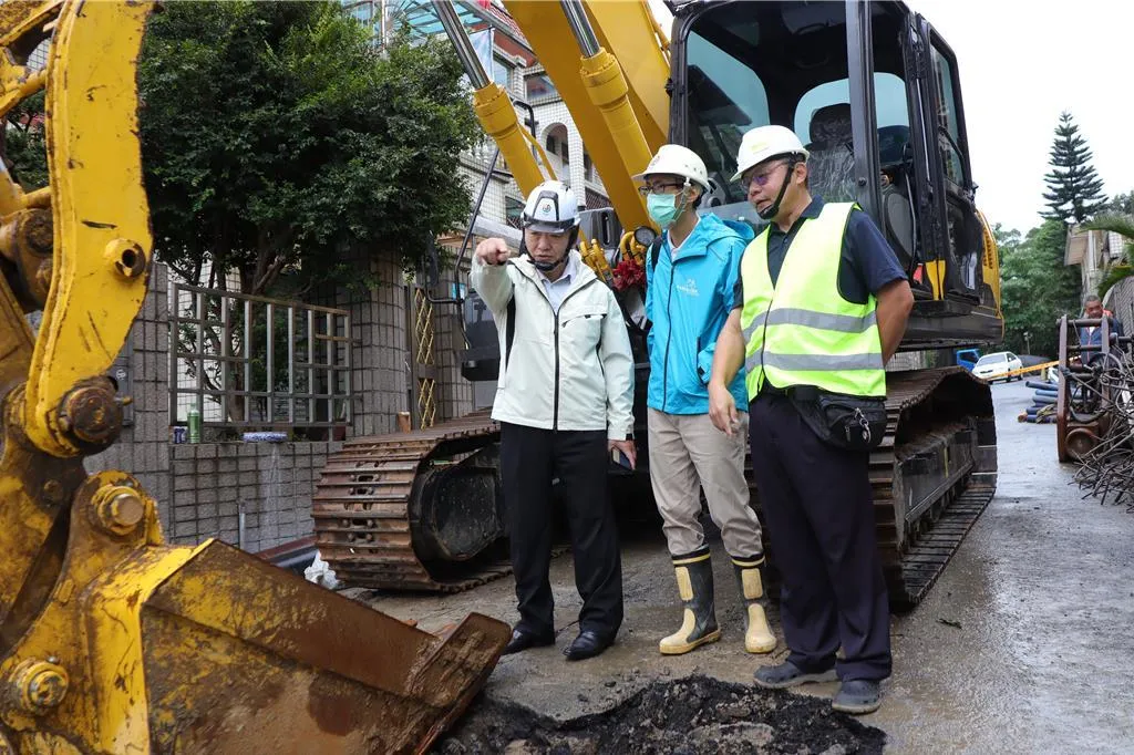 新北市新店區錦繡與碧瑤社區間的擋土牆發生坍塌,造成49戶117人緊急撤離。(圖/新北市工務局提供)