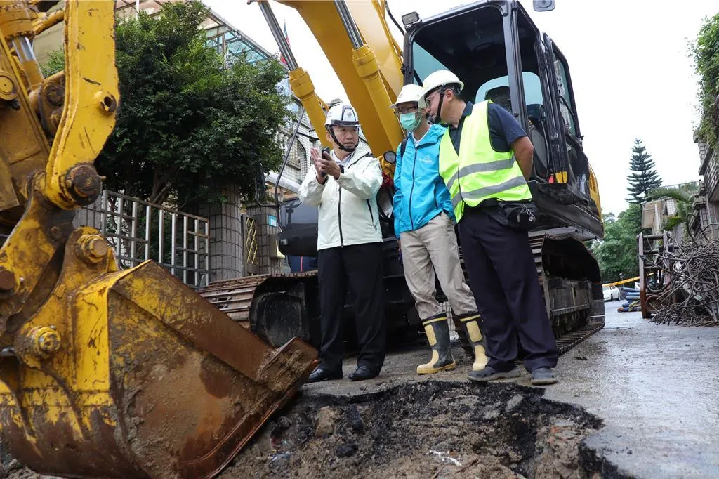 新北市新店區錦繡與碧瑤社區間的擋土牆發生坍塌,造成49戶117人緊急撤離。(圖/新北市工務局提供)