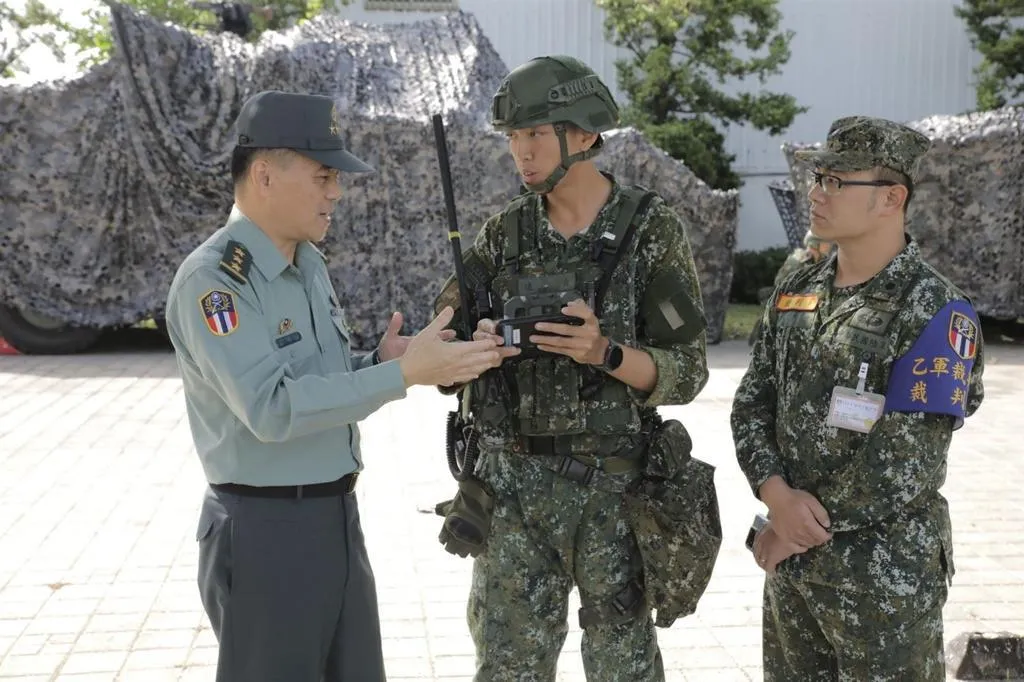 陸軍司令呂坤修無預警視導「陸勝1號」參演的第234旅。(圖/陸軍司令部)