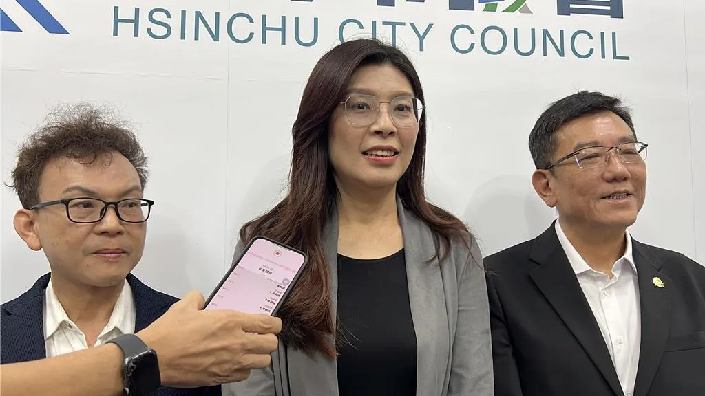 鄭麗文（中）27日到新竹市議會謝票，感謝選前大力支持的議長許修睿。（報系資料照）