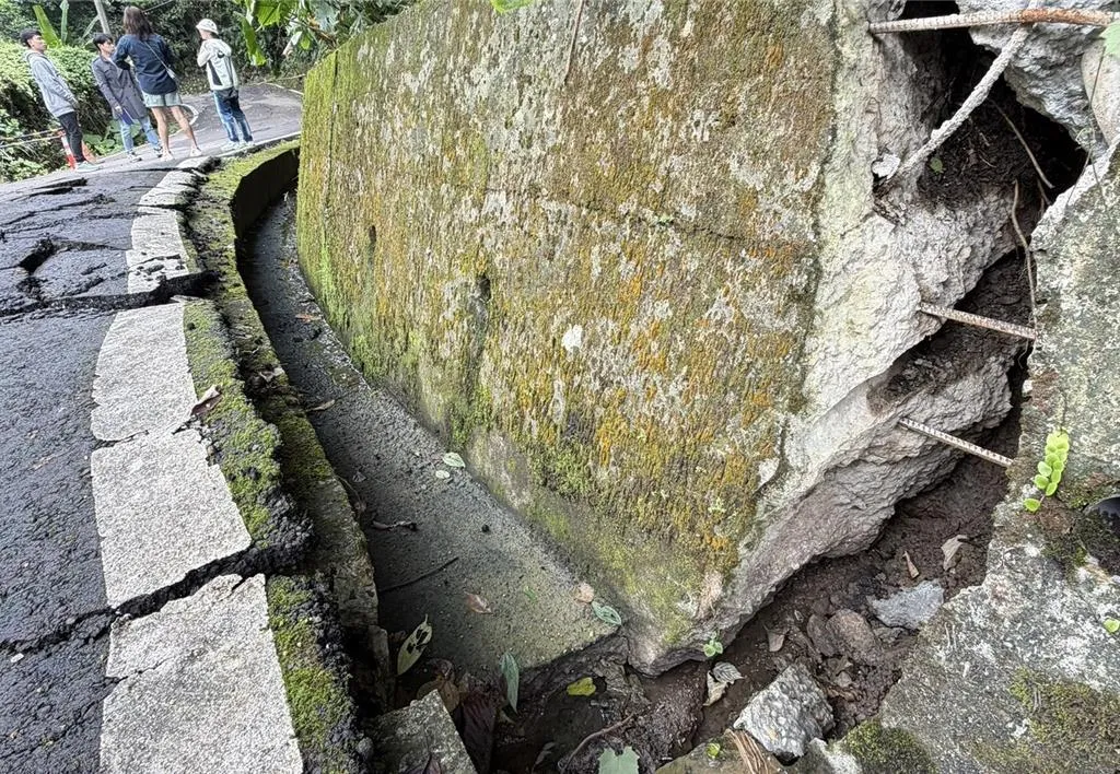 桃園市大溪區永福里金山路路面受連日降雨影響，出現長達約70公尺的嚴重隆起與路面裂縫。（圖／中時新聞網）