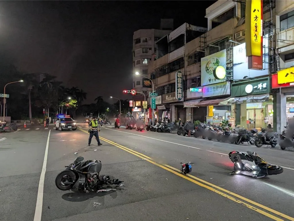 高雄市小港區漢民路28日傍晚6時許，發生一起重型機車相撞事故。（圖／翻攝畫面）