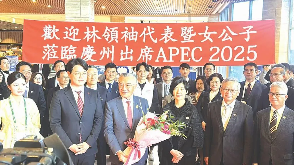 APEC領袖代表林信義（手捧花者）28日下午抵達慶州下榻處江東飯店，當地華僑獻花歡迎。（圖／工商時報）