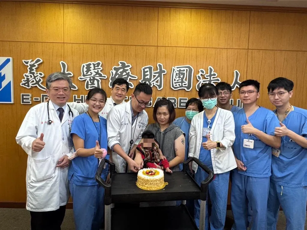 一名男嬰因罹患腸病毒重症導致多重併發症，在義大醫療跨科團隊搶救下，歷經百日終於恢復健康。（圖／義大醫院）