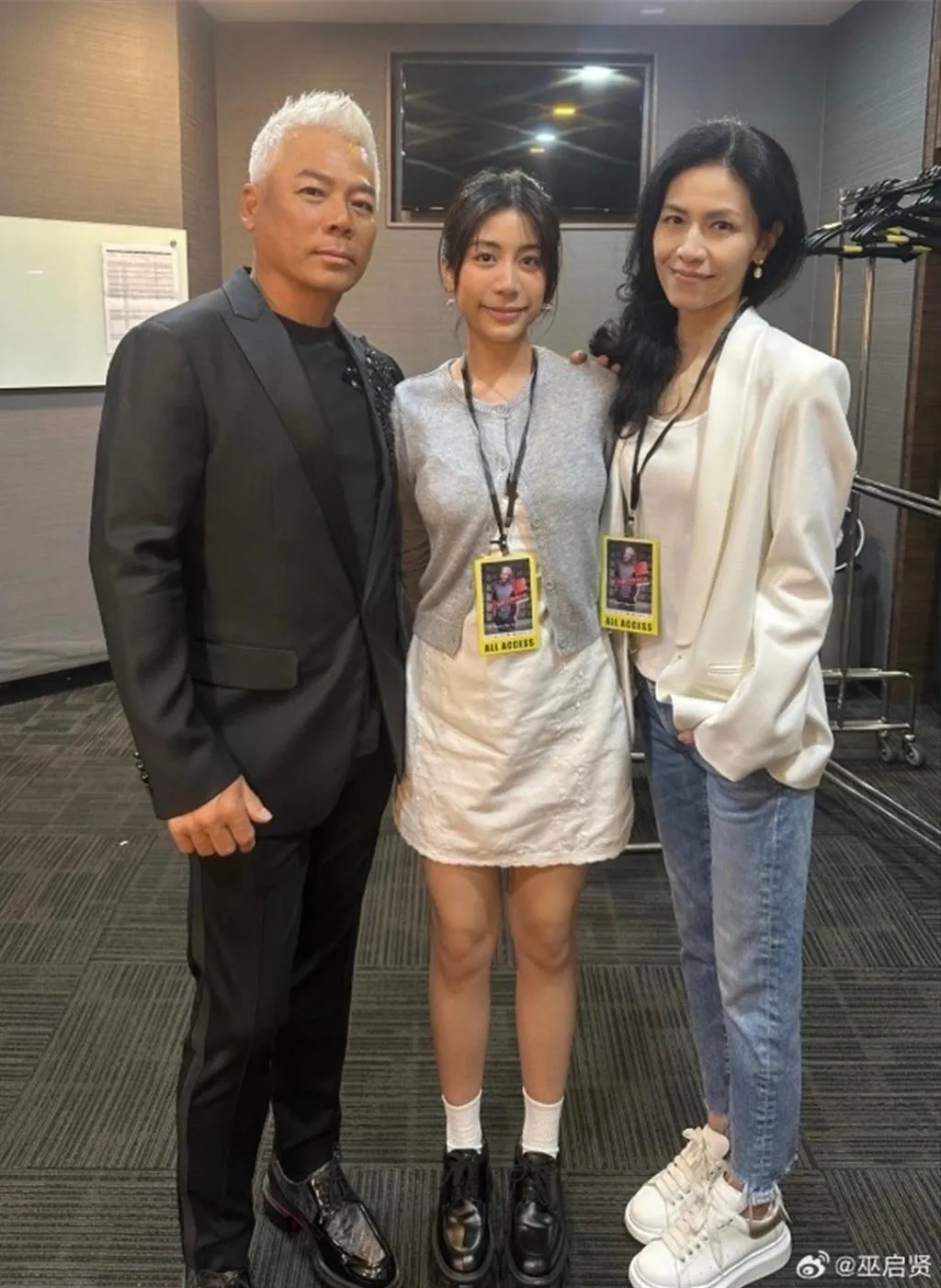 巫啟賢（左起）非常愛護女兒歡歡、太太彭美君，家人感情緊密。（圖／摘自巫啟賢微博）