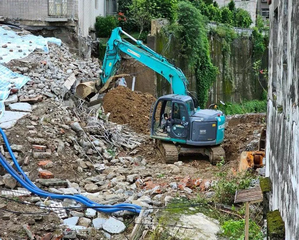 新北市新店區錦秀、碧瑤社區間的擋土牆於25日凌晨坍塌，經工務局連日搶修，已完成邊坡排水及清理側溝作業。（圖／工務局提供）