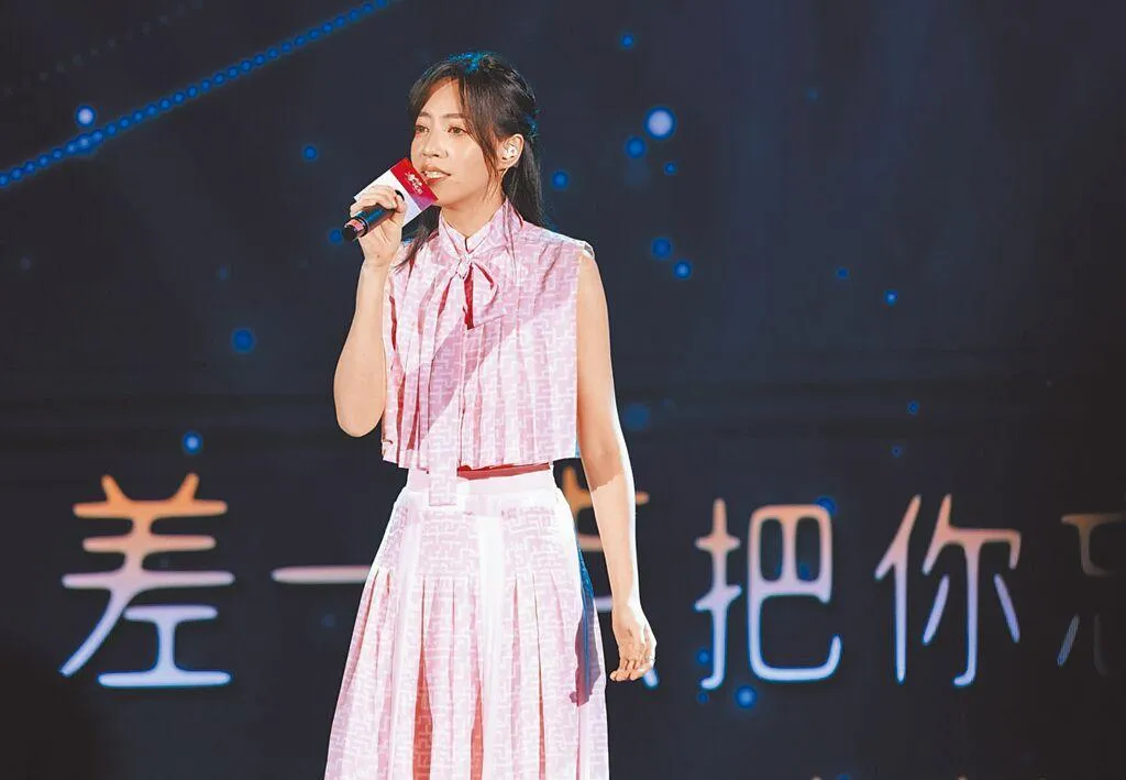 焦曼婷在演唱時,大螢幕上的是父親焦恩俊,身旁還有86歲的奶奶,三代同堂畫面溫馨。(圖/中時 陳俊吉攝)