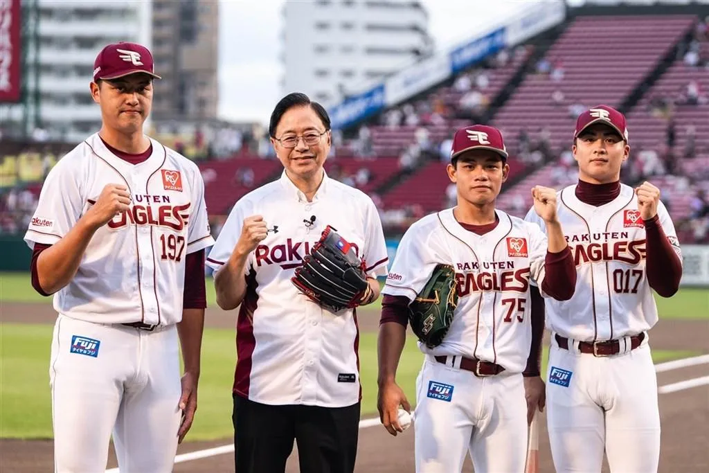 陽柏翔（右2）替補打了1場就被抹消登錄。（圖／桃園市政府提供）
