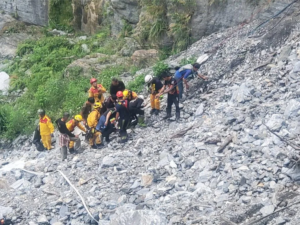 台八線中橫天祥段一名21歲駕駛裝載機翻落百米深谷起火身亡。（圖／警方提供）