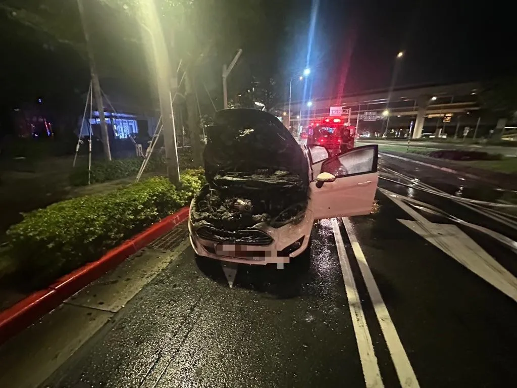 台北市內湖區成功路二段與石潭路口,於9日晚間約九時許,一輛白色轎車在行駛中突然冒煙並起火。(圖/翻攝畫面)