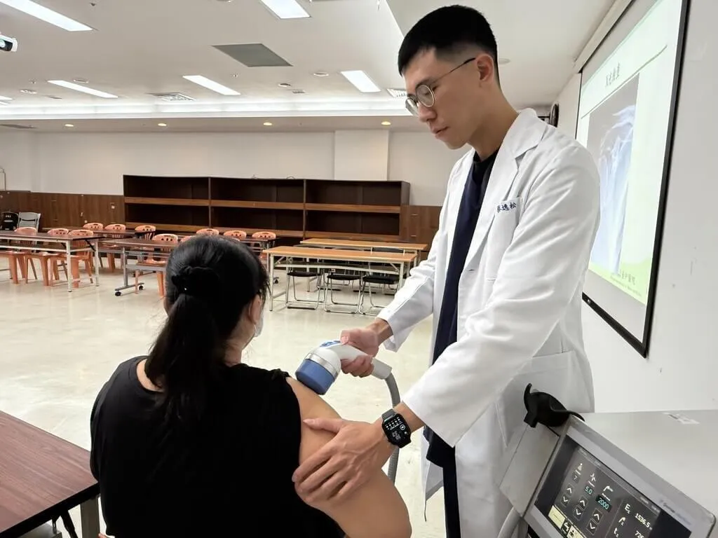 復健科醫師蔡逸松（右）。（圖／台中醫院提供）